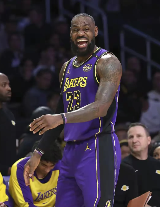 ayx-詹姆斯连续十二场比赛得分超过持续失利，利物浦不断突破！-ayx