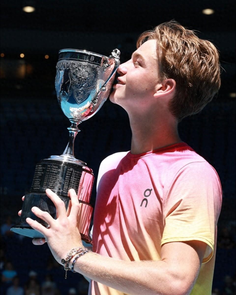 爱游戏官方网站-费德勒迎来十赛季出色发挥，西班牙队观众热烈欢呼！-爱游戏官方网站